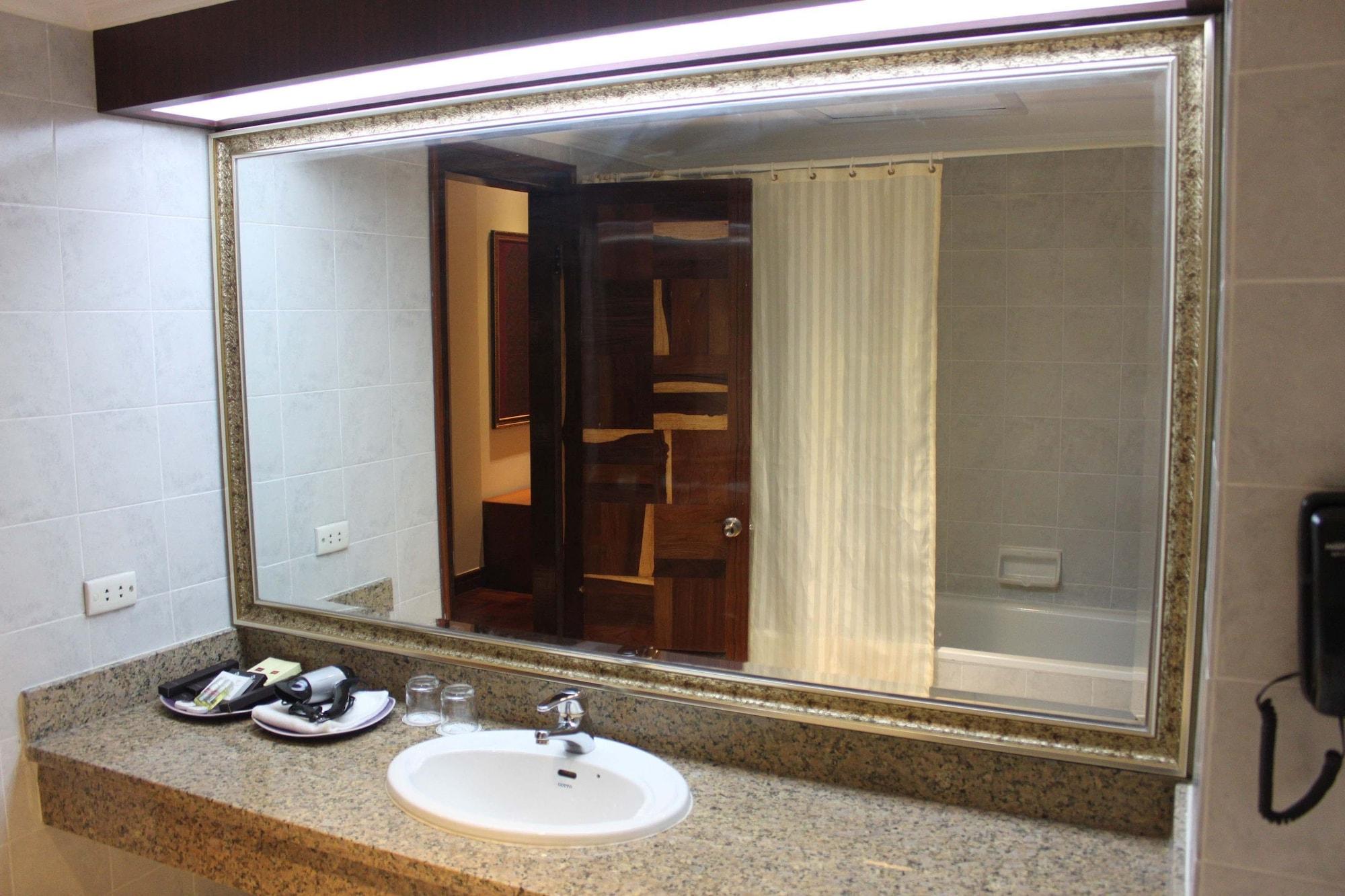 Diamond Hotel Phnom Penh Exterior foto