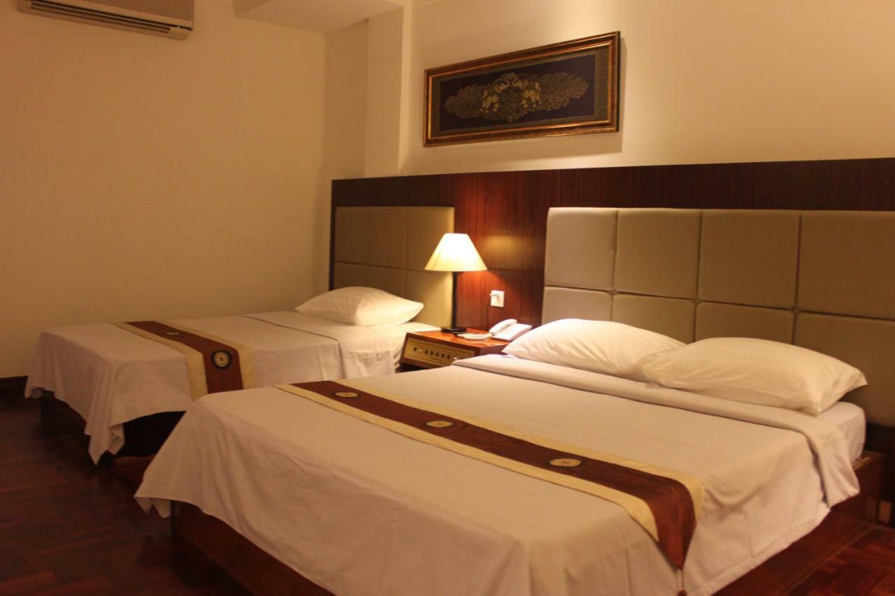 Diamond Hotel Phnom Penh Exterior foto